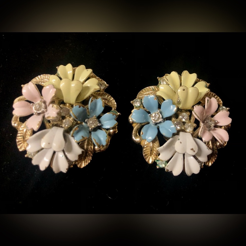 Vintage 70’s Trifari Fluerette Floral Enamel Rhinestone Goldtone ClipOn Earrings